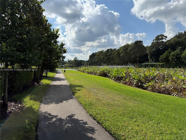 4725 Santa Cruz Way, Davie, FL 33314