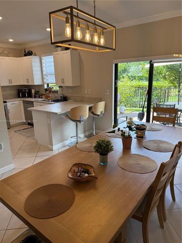 4725 Santa Cruz Way, Davie, FL 33314