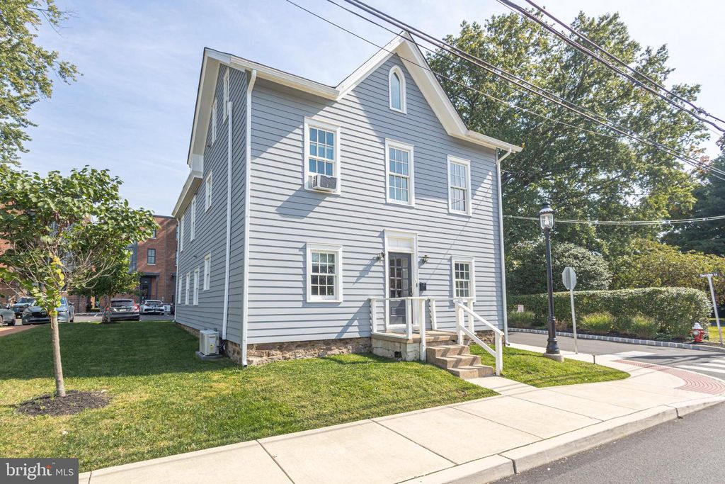 211 COURT ST, NEWTOWN, PA 18940 — exterior