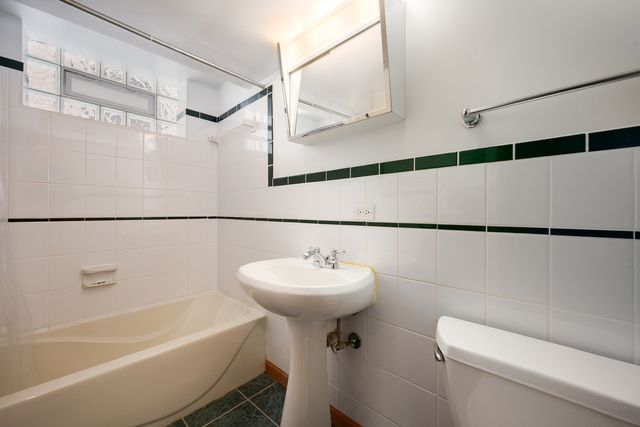 5706 N Mozart Street, Chicago, IL 60659