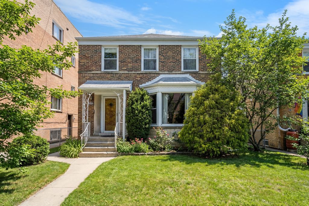 5706 N Mozart Street, Chicago, IL 60659