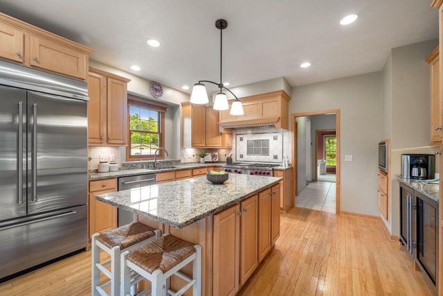 11235 N Westwood CIRCLE, Mequon, WI 53097