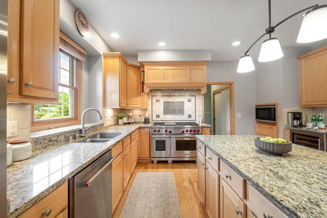 11235 N Westwood CIRCLE, Mequon, WI 53097