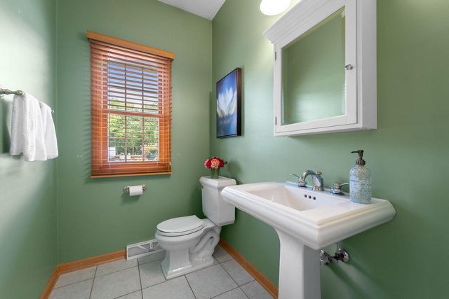 11235 N Westwood CIRCLE, Mequon, WI 53097