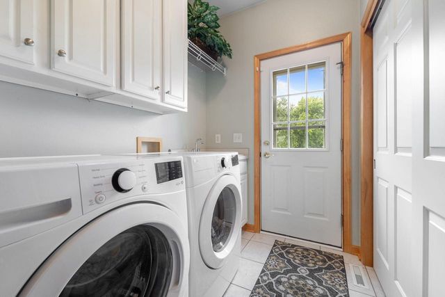 11235 N Westwood CIRCLE, Mequon, WI 53097
