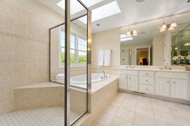 11235 N Westwood CIRCLE, Mequon, WI 53097