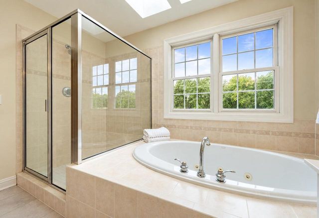11235 N Westwood CIRCLE, Mequon, WI 53097