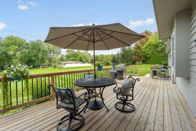 11235 N Westwood CIRCLE, Mequon, WI 53097