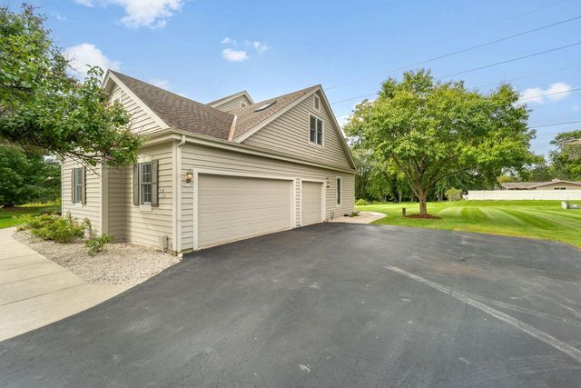 11235 N Westwood CIRCLE, Mequon, WI 53097