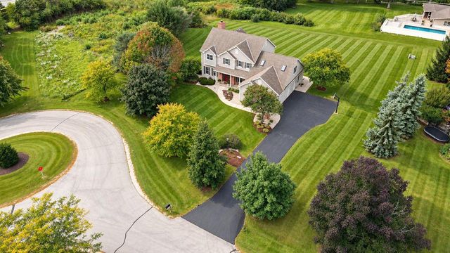11235 N Westwood CIRCLE, Mequon, WI 53097