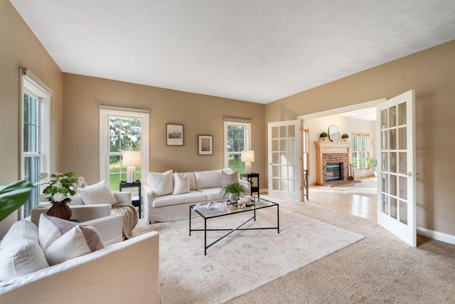 11235 N Westwood CIRCLE, Mequon, WI 53097