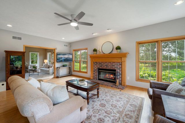 11235 N Westwood CIRCLE, Mequon, WI 53097