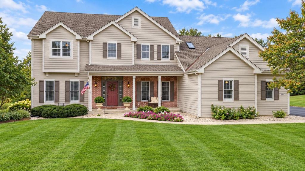 11235 N Westwood CIRCLE, Mequon, WI 53097