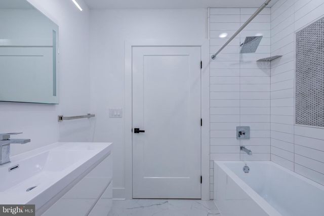 2006 N FRONT ST, Philadelphia, PA 19122