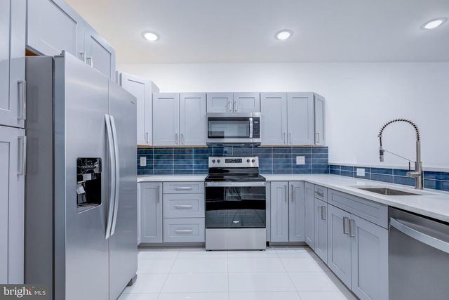 2006 N FRONT ST, Philadelphia, PA 19122