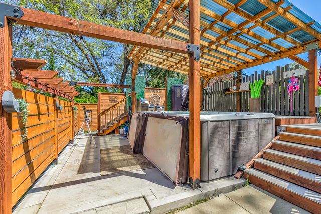 72 Upper Applegate Road, Jacksonville, OR 97530