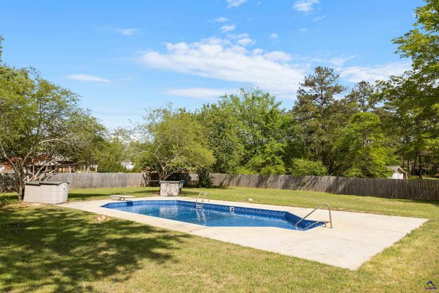 105 Surrey Place, Perry, GA 31069
