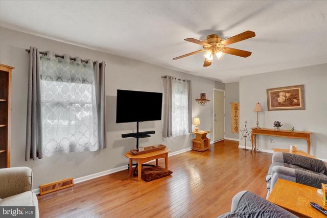 213 LARTRY DR, Red Lion, PA 17356