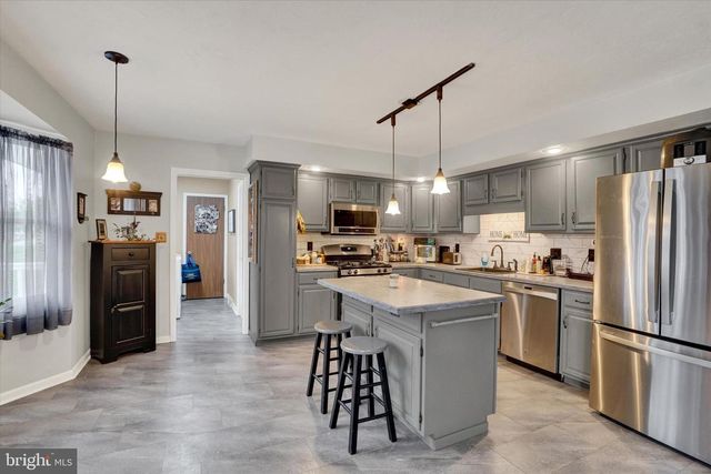 213 LARTRY DR, Red Lion, PA 17356