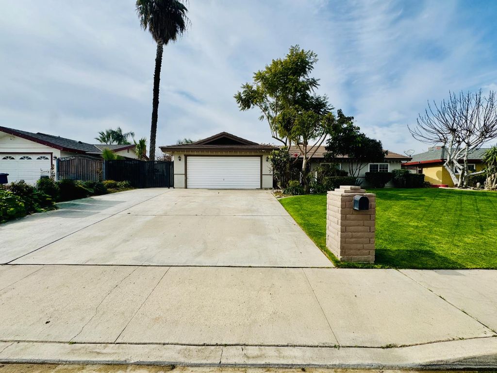 Image 2 of property listing at 2415 Bladen Street, Bakersfield, CA 93309