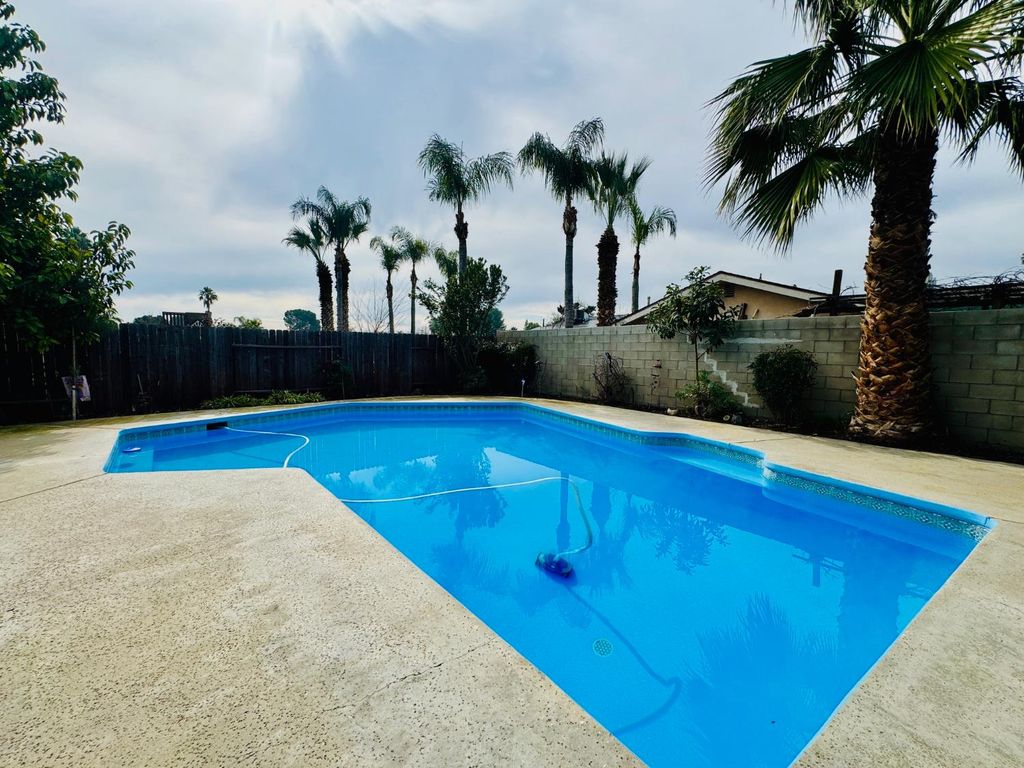 Image 21 of property listing at 2415 Bladen Street, Bakersfield, CA 93309