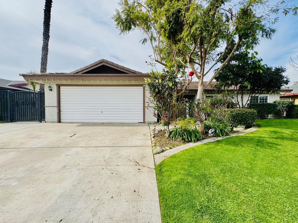 Image 3 of property listing at 2415 Bladen Street, Bakersfield, CA 93309