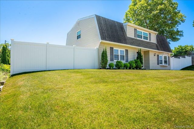 10 Rutgers Road, Farmingville, NY 11738