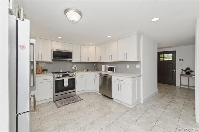 10 Rutgers Road, Farmingville, NY 11738