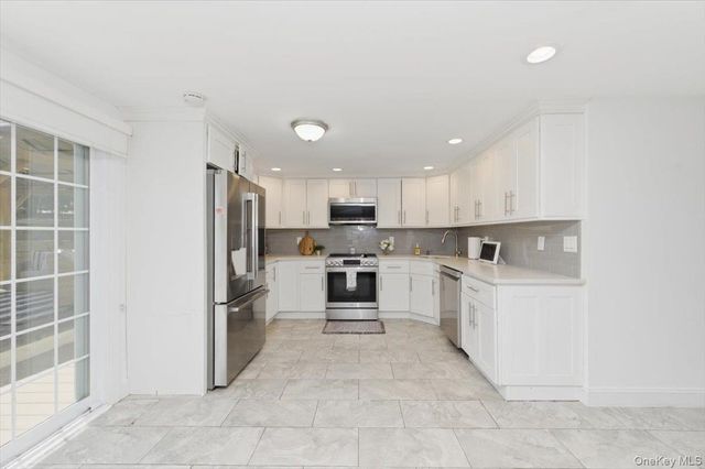 10 Rutgers Road, Farmingville, NY 11738