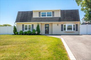 10 Rutgers Road, Farmingville, NY 11738