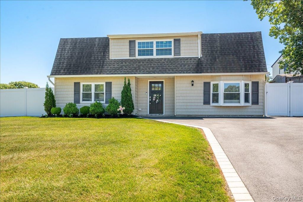 10 Rutgers Road, Farmingville, NY 11738