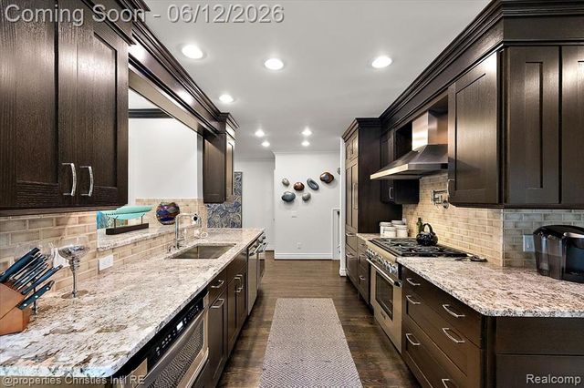 352 S Glenhurst Drive, Birmingham, MI 48009