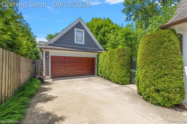 352 S Glenhurst Drive, Birmingham, MI 48009