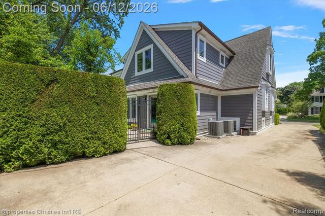 352 S Glenhurst Drive, Birmingham, MI 48009