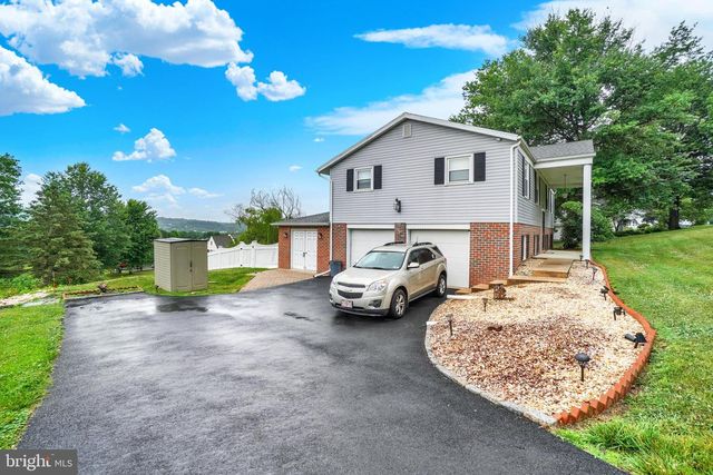 20 OAK DR, Mount Wolf, PA 17347