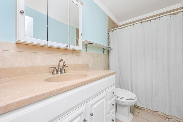 70 Prairie Lane, Lindenhurst, NY 11757
