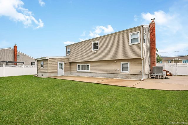 70 Prairie Lane, Lindenhurst, NY 11757
