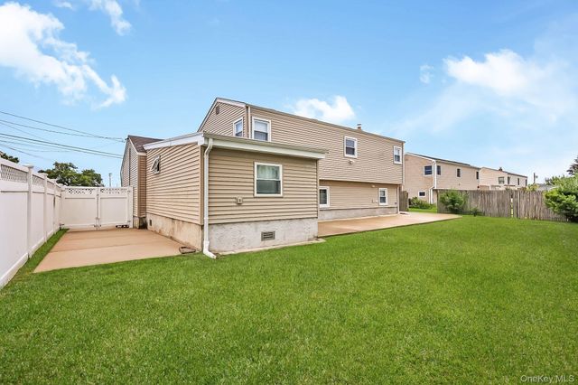 70 Prairie Lane, Lindenhurst, NY 11757