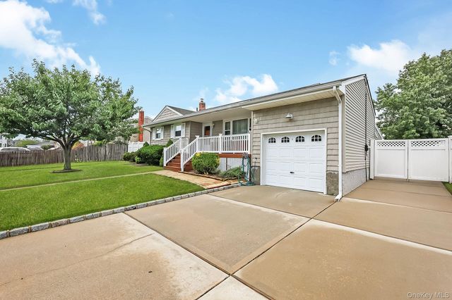 70 Prairie Lane, Lindenhurst, NY 11757