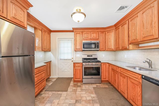70 Prairie Lane, Lindenhurst, NY 11757