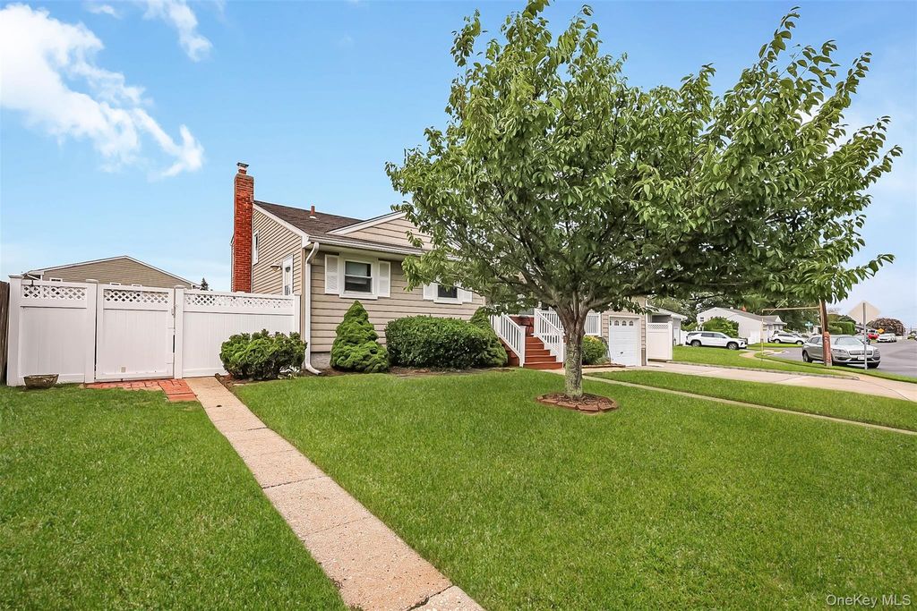 70 Prairie Lane, Lindenhurst, NY 11757 — photo 2