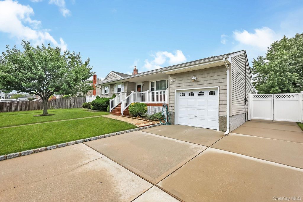 70 Prairie Lane, Lindenhurst, NY 11757 — photo 3