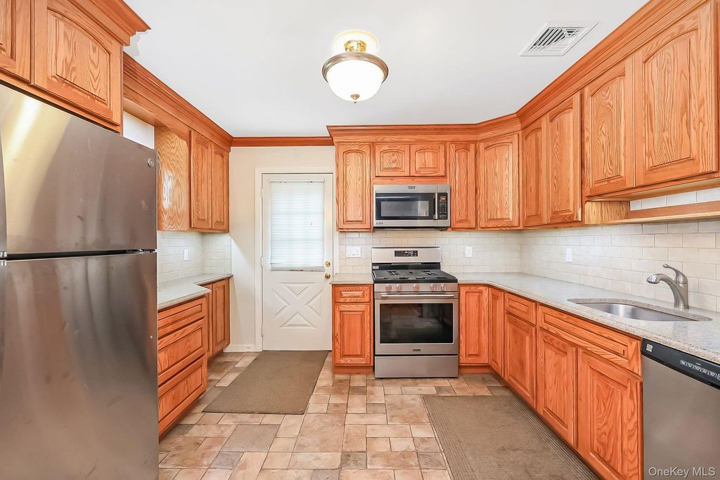 70 Prairie Lane, Lindenhurst, NY 11757 — photo 5