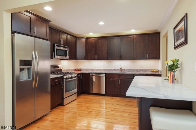 6 Harvey Ct, Clark Twp., NJ 07066