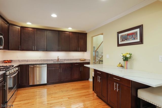 6 Harvey Ct, Clark Twp., NJ 07066