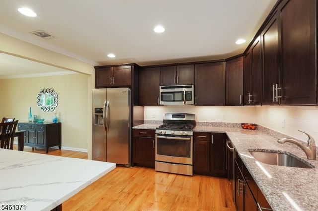 6 Harvey Ct, Clark Twp., NJ 07066