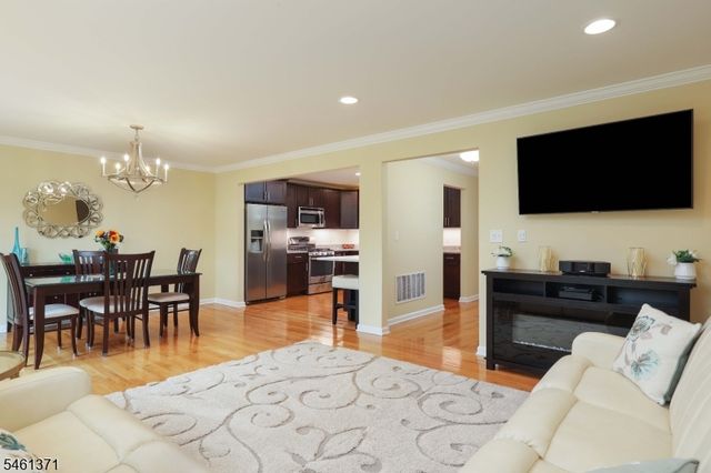 6 Harvey Ct, Clark Twp., NJ 07066