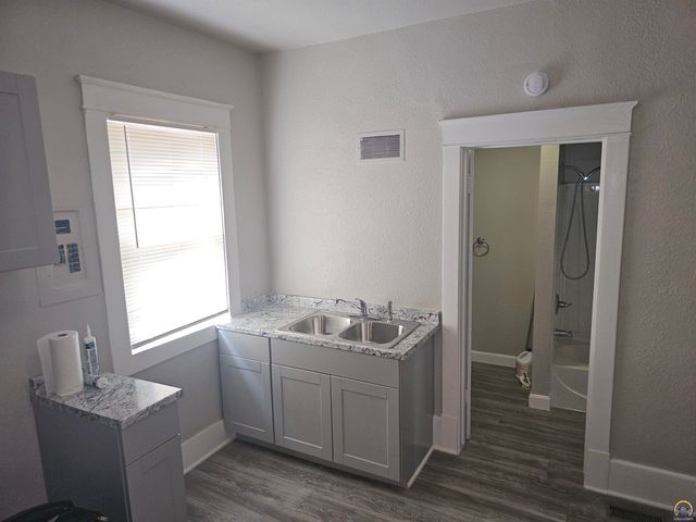 1115 SW Plass AVE, Topeka, KS 66604
