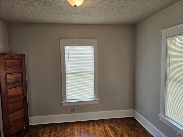 1115 SW Plass AVE, Topeka, KS 66604
