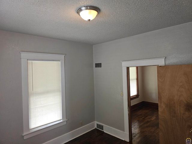 1115 SW Plass AVE, Topeka, KS 66604